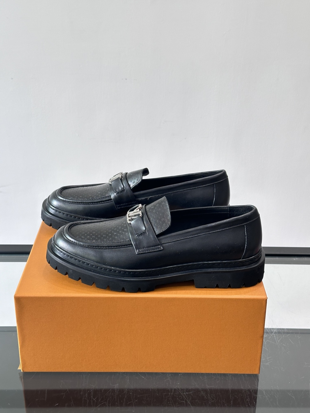 👞LV男士乐福鞋,选用优质植鞣小牛皮,质感细腻耐用。鞋面金属LV标志,品牌辨识度超高✨。经典一脚蹬设计,穿脱方便,日常通 👞LV男士乐福鞋,选用优质植鞣小牛皮,质感细腻耐用。鞋面金属LV标志,品牌辨识度超高✨。经典一脚蹬设计,穿脱方便,日常通