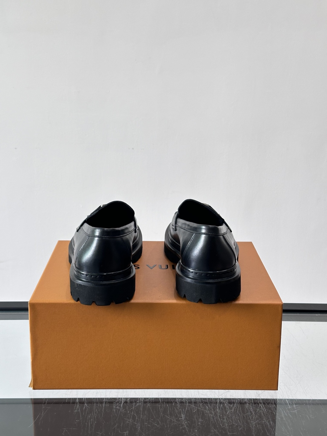 👞LV男士乐福鞋,选用优质植鞣小牛皮,质感细腻耐用。鞋面金属LV标志,品牌辨识度超高✨。经典一脚蹬设计,穿脱方便,日常通 👞LV男士乐福鞋,选用优质植鞣小牛皮,质感细腻耐用。鞋面金属LV标志,品牌辨识度超高✨。经典一脚蹬设计,穿脱方便,日常通
