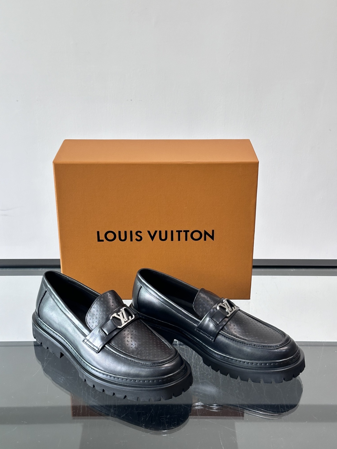 👞LV男士乐福鞋,选用优质植鞣小牛皮,质感细腻耐用。鞋面金属LV标志,品牌辨识度超高✨。经典一脚蹬设计,穿脱方便,日常通 👞LV男士乐福鞋,选用优质植鞣小牛皮,质感细腻耐用。鞋面金属LV标志,品牌辨识度超高✨。经典一脚蹬设计,穿脱方便,日常通