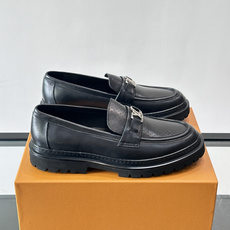 👞LV男士乐福鞋,选用优质植鞣小牛皮,质感细腻耐用。鞋面金属LV标志,品牌辨识度超高✨。经典一脚蹬设计,穿脱方便,日常通 👞LV男士乐福鞋,选用优质植鞣小牛皮,质感细腻耐用。鞋面金属LV标志,品牌辨识度超高✨。经典一脚蹬设计,穿脱方便,日常通