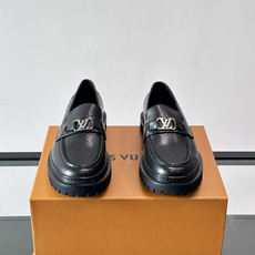👞LV男士乐福鞋,选用优质植鞣小牛皮,质感细腻耐用。鞋面金属LV标志,品牌辨识度超高✨。经典一脚蹬设计,穿脱方便,日常通 👞LV男士乐福鞋,选用优质植鞣小牛皮,质感细腻耐用。鞋面金属LV标志,品牌辨识度超高✨。经典一脚蹬设计,穿脱方便,日常通