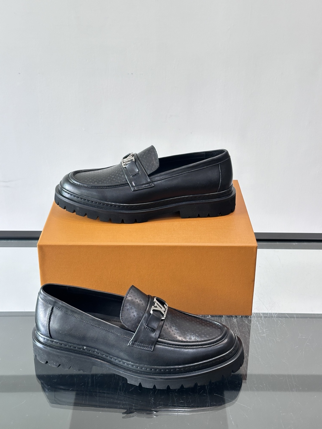 👞LV男士乐福鞋,选用优质植鞣小牛皮,质感细腻耐用。鞋面金属LV标志,品牌辨识度超高✨。经典一脚蹬设计,穿脱方便,日常通 👞LV男士乐福鞋,选用优质植鞣小牛皮,质感细腻耐用。鞋面金属LV标志,品牌辨识度超高✨。经典一脚蹬设计,穿脱方便,日常通