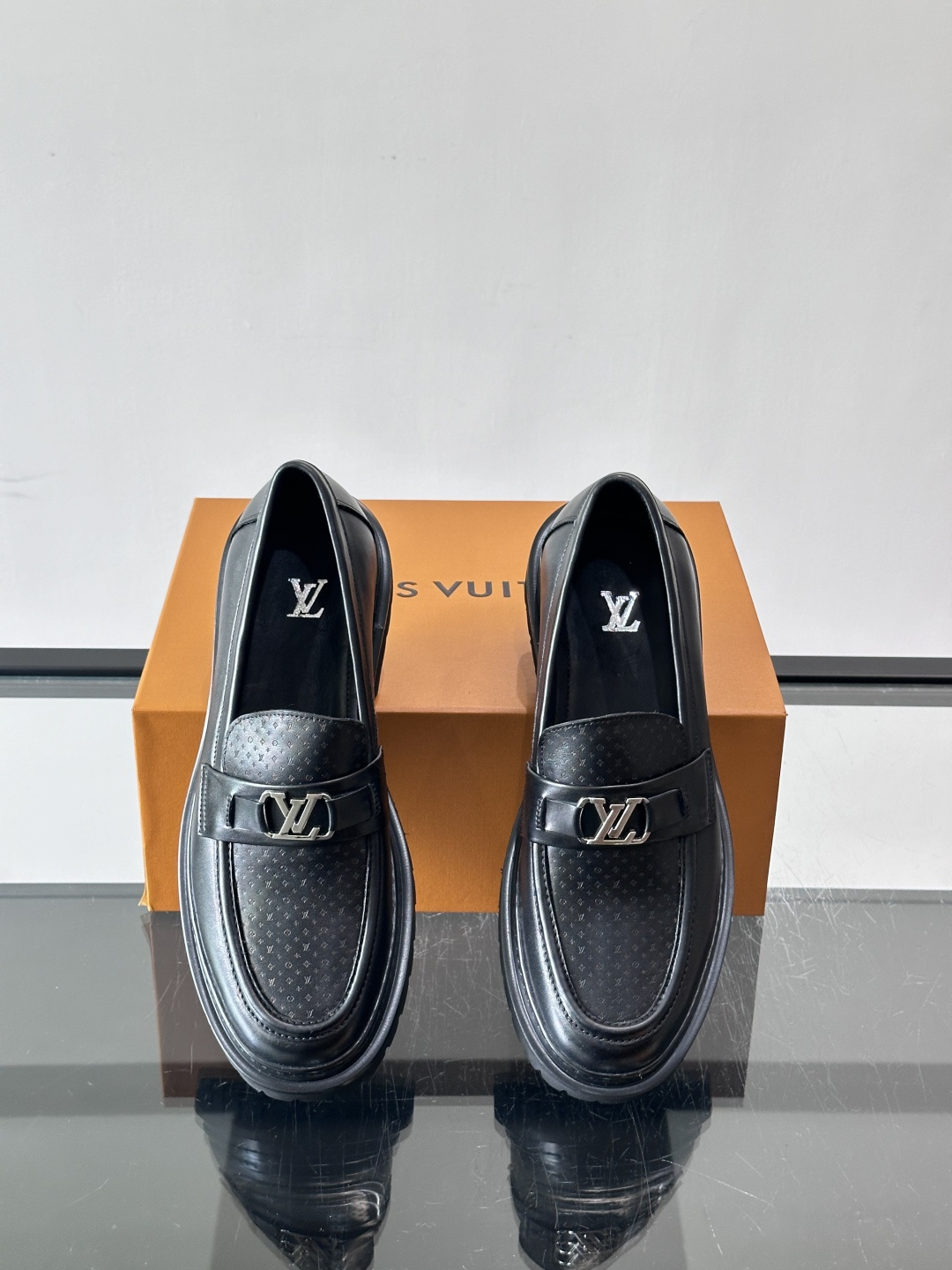 👞LV男士乐福鞋,选用优质植鞣小牛皮,质感细腻耐用。鞋面金属LV标志,品牌辨识度超高✨。经典一脚蹬设计,穿脱方便,日常通 👞LV男士乐福鞋,选用优质植鞣小牛皮,质感细腻耐用。鞋面金属LV标志,品牌辨识度超高✨。经典一脚蹬设计,穿脱方便,日常通