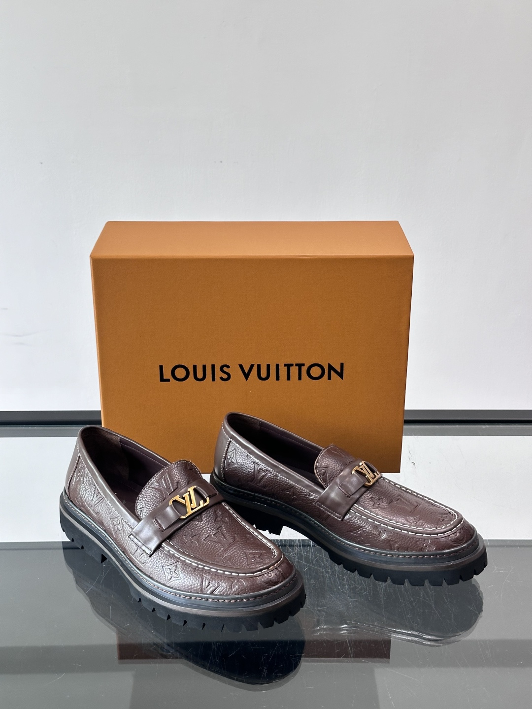 👞LV男士乐福鞋,选用优质植鞣小牛皮,质感细腻耐用。鞋面金属LV标志,品牌辨识度超高✨。经典一脚蹬设计,穿脱方便,日常通 👞LV男士乐福鞋,选用优质植鞣小牛皮,质感细腻耐用。鞋面金属LV标志,品牌辨识度超高✨。经典一脚蹬设计,穿脱方便,日常通
