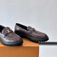 👞LV男士乐福鞋,选用优质植鞣小牛皮,质感细腻耐用。鞋面金属LV标志,品牌辨识度超高✨。经典一脚蹬设计,穿脱方便,日常通 👞LV男士乐福鞋,选用优质植鞣小牛皮,质感细腻耐用。鞋面金属LV标志,品牌辨识度超高✨。经典一脚蹬设计,穿脱方便,日常通