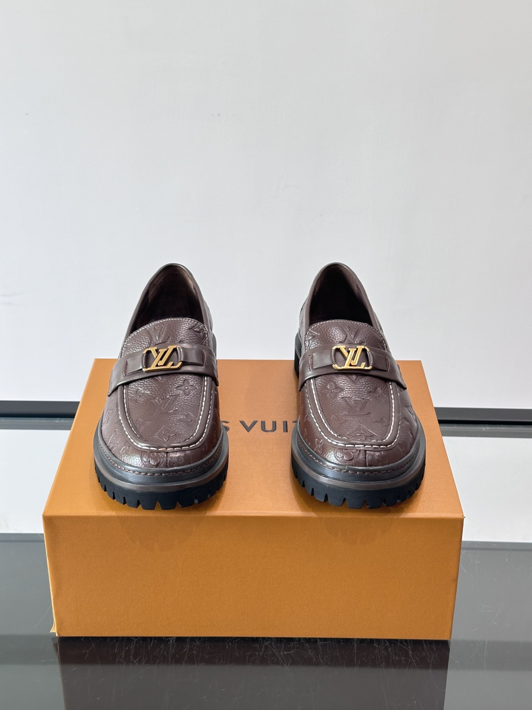 👞LV男士乐福鞋,选用优质植鞣小牛皮,质感细腻耐用。鞋面金属LV标志,品牌辨识度超高✨。经典一脚蹬设计,穿脱方便,日常通 👞LV男士乐福鞋,选用优质植鞣小牛皮,质感细腻耐用。鞋面金属LV标志,品牌辨识度超高✨。经典一脚蹬设计,穿脱方便,日常通
