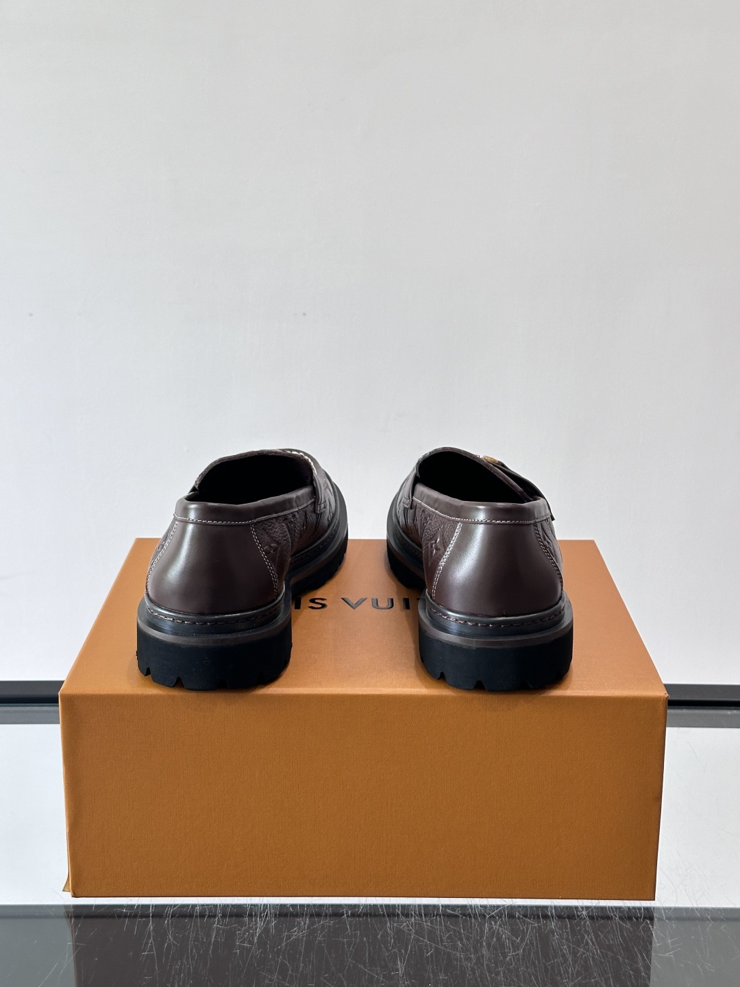👞LV男士乐福鞋,选用优质植鞣小牛皮,质感细腻耐用。鞋面金属LV标志,品牌辨识度超高✨。经典一脚蹬设计,穿脱方便,日常通 👞LV男士乐福鞋,选用优质植鞣小牛皮,质感细腻耐用。鞋面金属LV标志,品牌辨识度超高✨。经典一脚蹬设计,穿脱方便,日常通