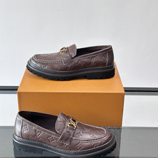 👞LV男士乐福鞋,选用优质植鞣小牛皮,质感细腻耐用。鞋面金属LV标志,品牌辨识度超高✨。经典一脚蹬设计,穿脱方便,日常通 👞LV男士乐福鞋,选用优质植鞣小牛皮,质感细腻耐用。鞋面金属LV标志,品牌辨识度超高✨。经典一脚蹬设计,穿脱方便,日常通