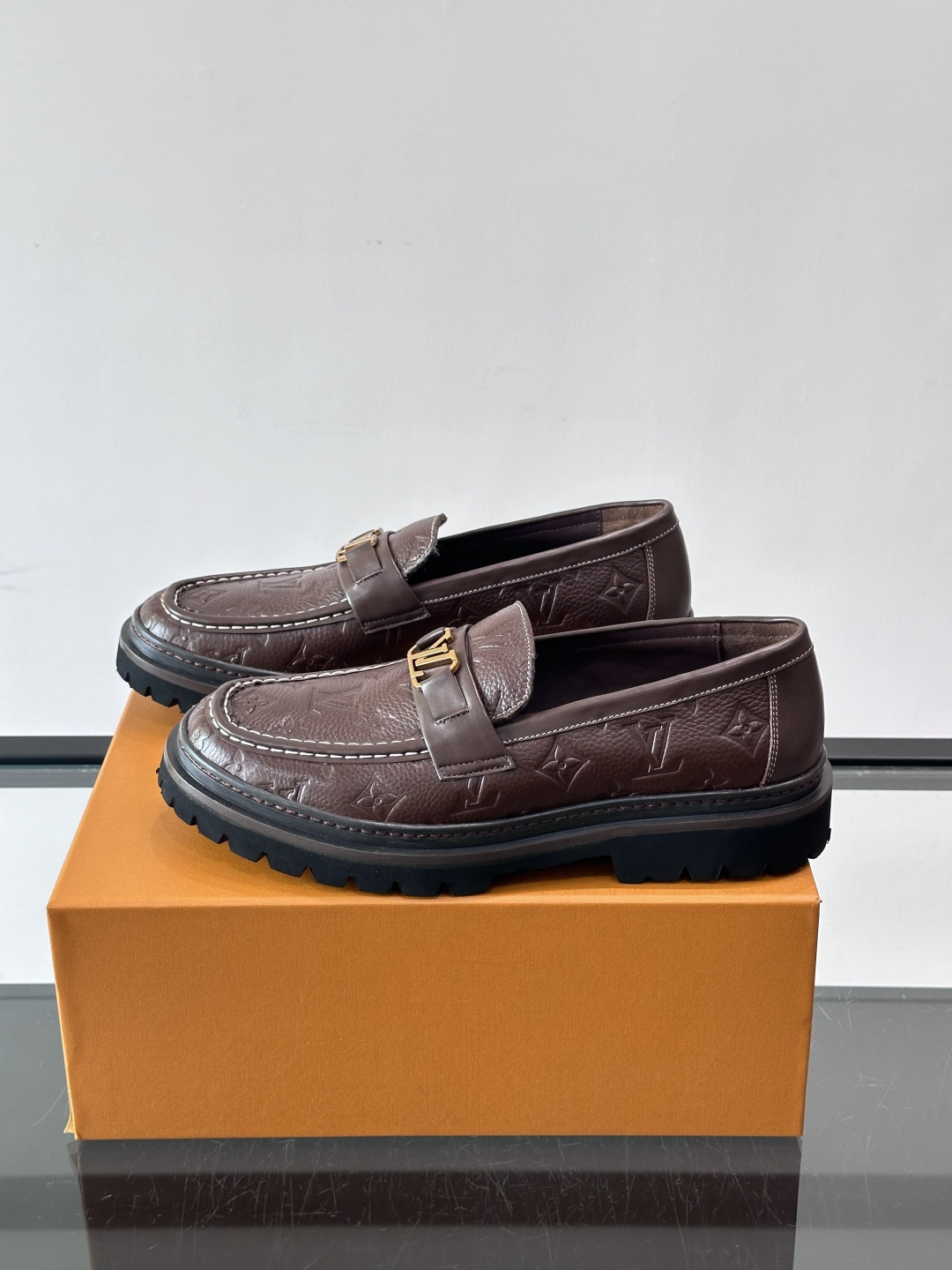 👞LV男士乐福鞋,选用优质植鞣小牛皮,质感细腻耐用。鞋面金属LV标志,品牌辨识度超高✨。经典一脚蹬设计,穿脱方便,日常通 👞LV男士乐福鞋,选用优质植鞣小牛皮,质感细腻耐用。鞋面金属LV标志,品牌辨识度超高✨。经典一脚蹬设计,穿脱方便,日常通