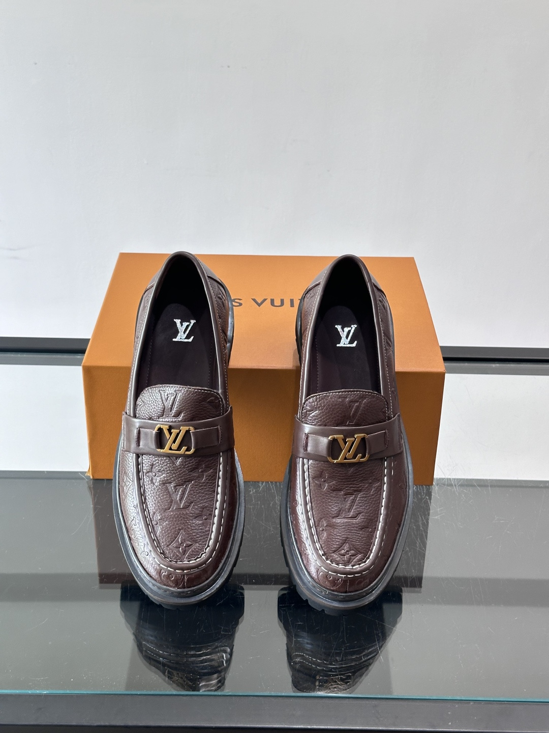 👞LV男士乐福鞋,选用优质植鞣小牛皮,质感细腻耐用。鞋面金属LV标志,品牌辨识度超高✨。经典一脚蹬设计,穿脱方便,日常通 👞LV男士乐福鞋,选用优质植鞣小牛皮,质感细腻耐用。鞋面金属LV标志,品牌辨识度超高✨。经典一脚蹬设计,穿脱方便,日常通