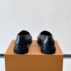 👞LV男士乐福鞋,选用优质植鞣小牛皮,质感细腻耐用。鞋面金属LV标志,品牌辨识度超高✨。经典一脚蹬设计,穿脱方便,日常通 👞LV男士乐福鞋,选用优质植鞣小牛皮,质感细腻耐用。鞋面金属LV标志,品牌辨识度超高✨。经典一脚蹬设计,穿脱方便,日常通