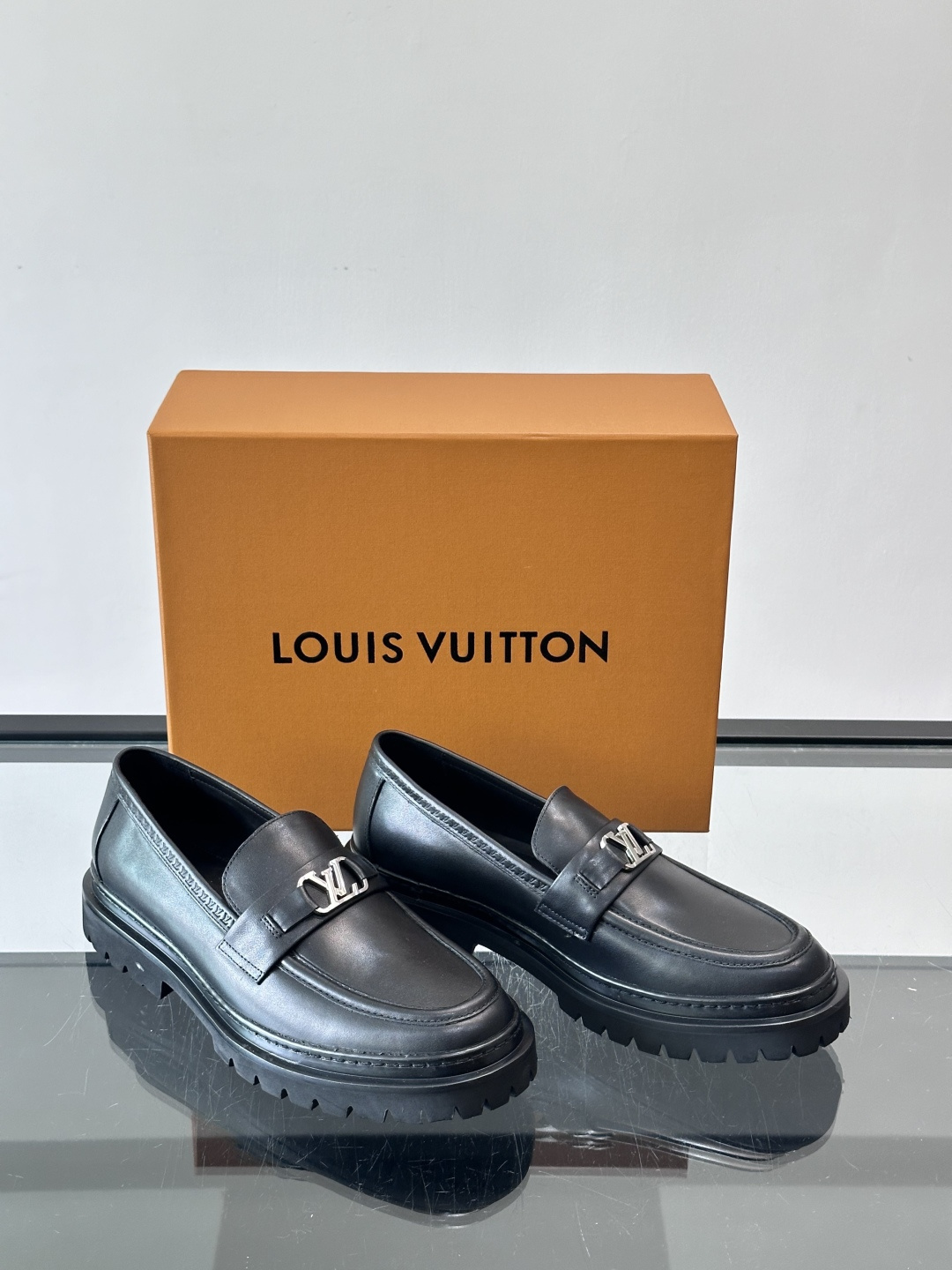👞LV男士乐福鞋,选用优质植鞣小牛皮,质感细腻耐用。鞋面金属LV标志,品牌辨识度超高✨。经典一脚蹬设计,穿脱方便,日常通 👞LV男士乐福鞋,选用优质植鞣小牛皮,质感细腻耐用。鞋面金属LV标志,品牌辨识度超高✨。经典一脚蹬设计,穿脱方便,日常通