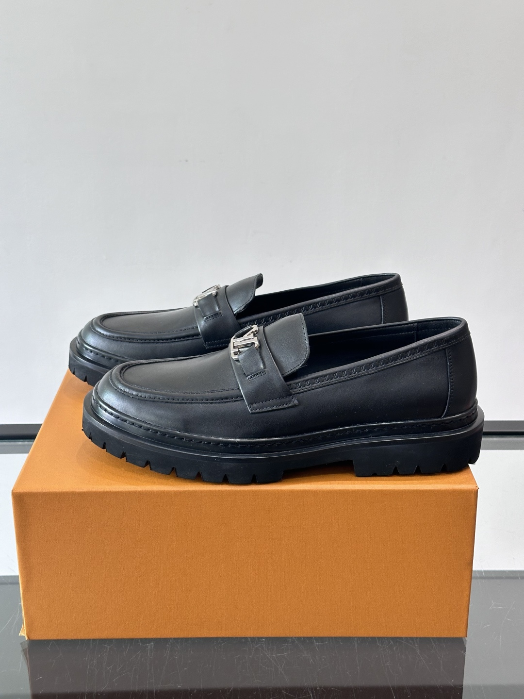 👞LV男士乐福鞋,选用优质植鞣小牛皮,质感细腻耐用。鞋面金属LV标志,品牌辨识度超高✨。经典一脚蹬设计,穿脱方便,日常通 👞LV男士乐福鞋,选用优质植鞣小牛皮,质感细腻耐用。鞋面金属LV标志,品牌辨识度超高✨。经典一脚蹬设计,穿脱方便,日常通