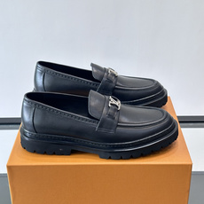 👞LV男士乐福鞋,选用优质植鞣小牛皮,质感细腻耐用。鞋面金属LV标志,品牌辨识度超高✨。经典一脚蹬设计,穿脱方便,日常通 👞LV男士乐福鞋,选用优质植鞣小牛皮,质感细腻耐用。鞋面金属LV标志,品牌辨识度超高✨。经典一脚蹬设计,穿脱方便,日常通
