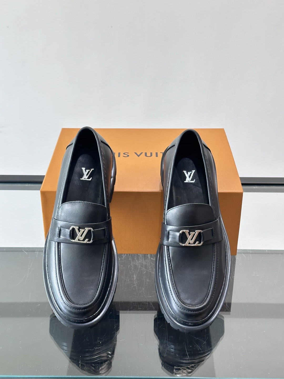 👞LV男士乐福鞋,选用优质植鞣小牛皮,质感细腻耐用。鞋面金属LV标志,品牌辨识度超高✨。经典一脚蹬设计,穿脱方便,日常通 👞LV男士乐福鞋,选用优质植鞣小牛皮,质感细腻耐用。鞋面金属LV标志,品牌辨识度超高✨。经典一脚蹬设计,穿脱方便,日常通