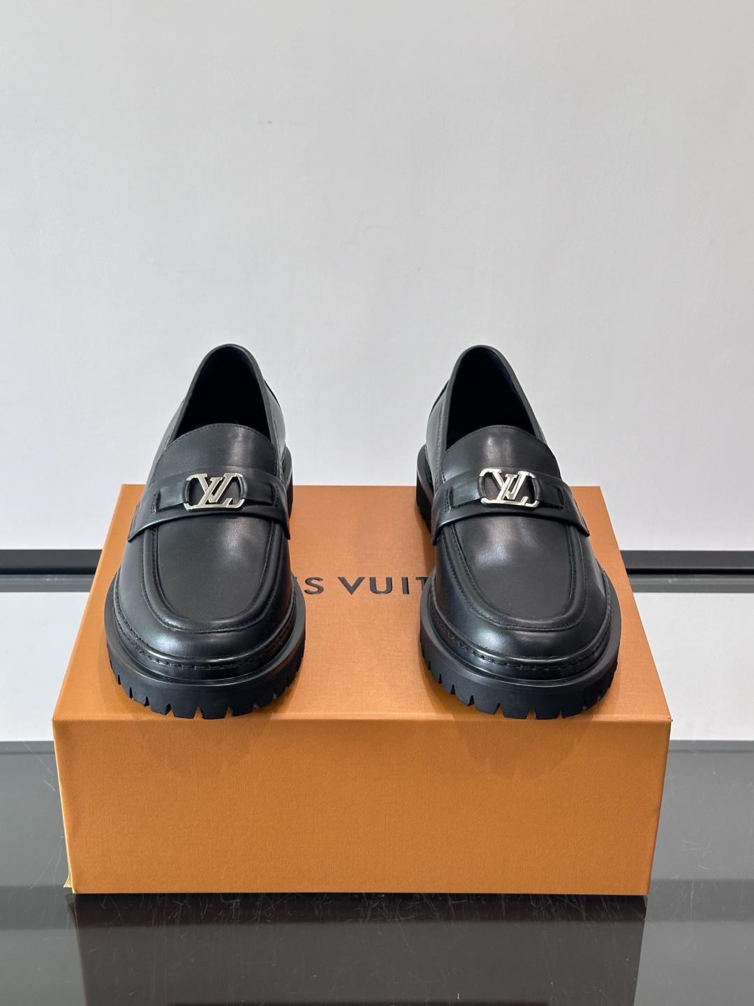 👞LV男士乐福鞋,选用优质植鞣小牛皮,质感细腻耐用。鞋面金属LV标志,品牌辨识度超高✨。经典一脚蹬设计,穿脱方便,日常通 👞LV男士乐福鞋,选用优质植鞣小牛皮,质感细腻耐用。鞋面金属LV标志,品牌辨识度超高✨。经典一脚蹬设计,穿脱方便,日常通