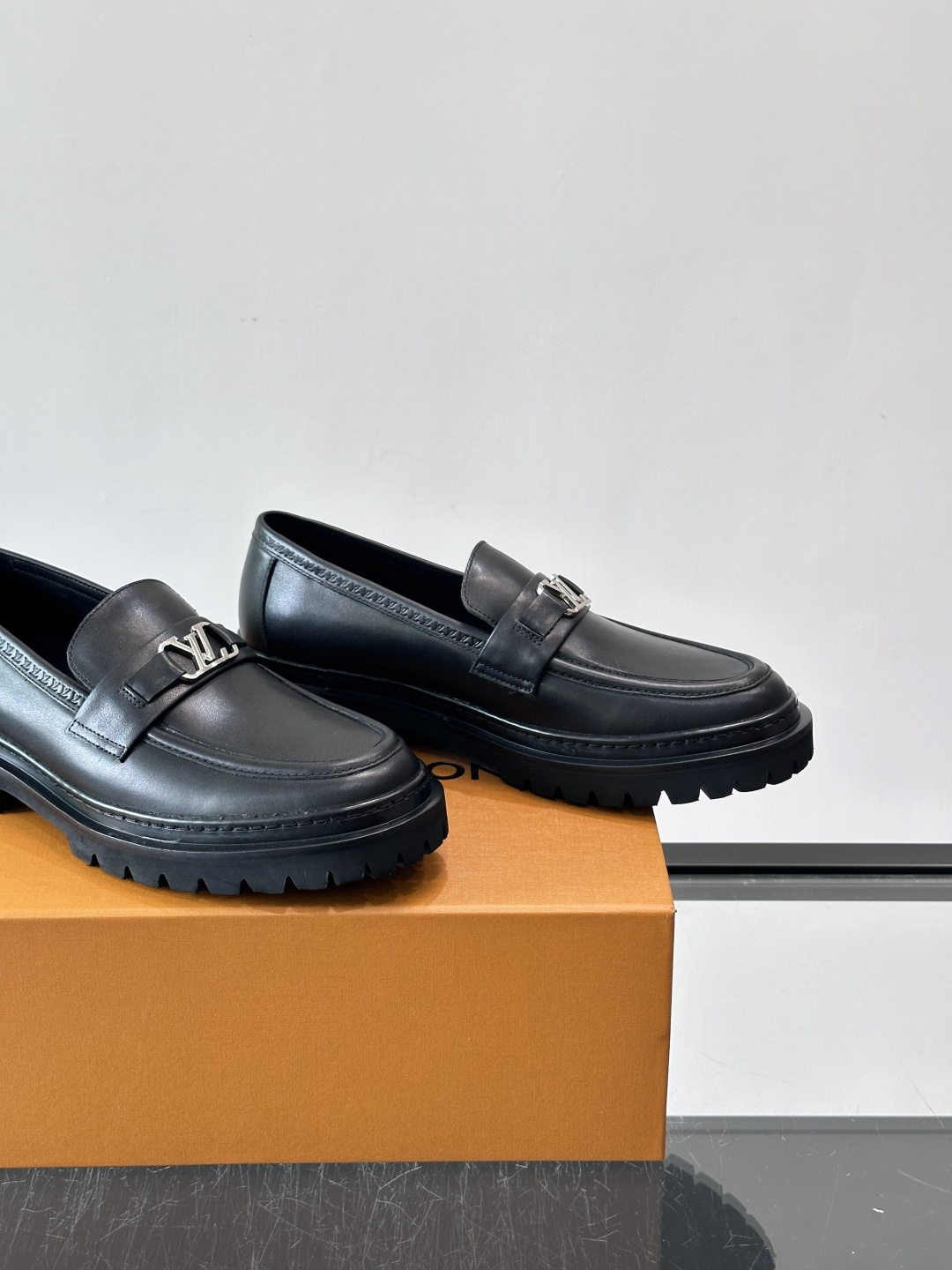👞LV男士乐福鞋,选用优质植鞣小牛皮,质感细腻耐用。鞋面金属LV标志,品牌辨识度超高✨。经典一脚蹬设计,穿脱方便,日常通 👞LV男士乐福鞋,选用优质植鞣小牛皮,质感细腻耐用。鞋面金属LV标志,品牌辨识度超高✨。经典一脚蹬设计,穿脱方便,日常通