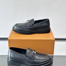 👞LV男士乐福鞋,选用优质植鞣小牛皮,质感细腻耐用。鞋面金属LV标志,品牌辨识度超高✨。经典一脚蹬设计,穿脱方便,日常通 👞LV男士乐福鞋,选用优质植鞣小牛皮,质感细腻耐用。鞋面金属LV标志,品牌辨识度超高✨。经典一脚蹬设计,穿脱方便,日常通