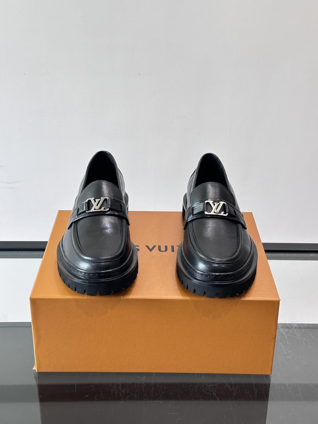 👞LV男士乐福鞋,选用优质植鞣小牛皮,质感细腻耐用。鞋面金属LV标志,品牌辨识度超高✨。经典一脚蹬设计,穿脱方便,日常通 👞LV男士乐福鞋,选用优质植鞣小牛皮,质感细腻耐用。鞋面金属LV标志,品牌辨识度超高✨。经典一脚蹬设计,穿脱方便,日常通