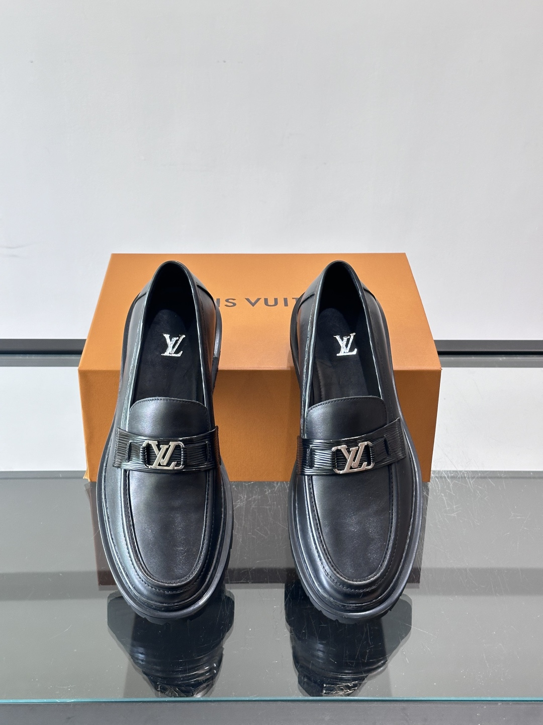 👞LV男士乐福鞋,选用优质植鞣小牛皮,质感细腻耐用。鞋面金属LV标志,品牌辨识度超高✨。经典一脚蹬设计,穿脱方便,日常通 👞LV男士乐福鞋,选用优质植鞣小牛皮,质感细腻耐用。鞋面金属LV标志,品牌辨识度超高✨。经典一脚蹬设计,穿脱方便,日常通