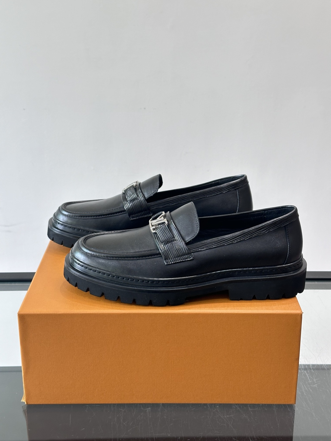 👞LV男士乐福鞋,选用优质植鞣小牛皮,质感细腻耐用。鞋面金属LV标志,品牌辨识度超高✨。经典一脚蹬设计,穿脱方便,日常通 👞LV男士乐福鞋,选用优质植鞣小牛皮,质感细腻耐用。鞋面金属LV标志,品牌辨识度超高✨。经典一脚蹬设计,穿脱方便,日常通