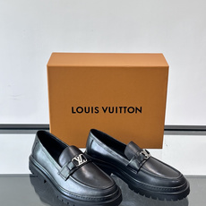 👞LV男士乐福鞋,选用优质植鞣小牛皮,质感细腻耐用。鞋面金属LV标志,品牌辨识度超高✨。经典一脚蹬设计,穿脱方便,日常通 👞LV男士乐福鞋,选用优质植鞣小牛皮,质感细腻耐用。鞋面金属LV标志,品牌辨识度超高✨。经典一脚蹬设计,穿脱方便,日常通