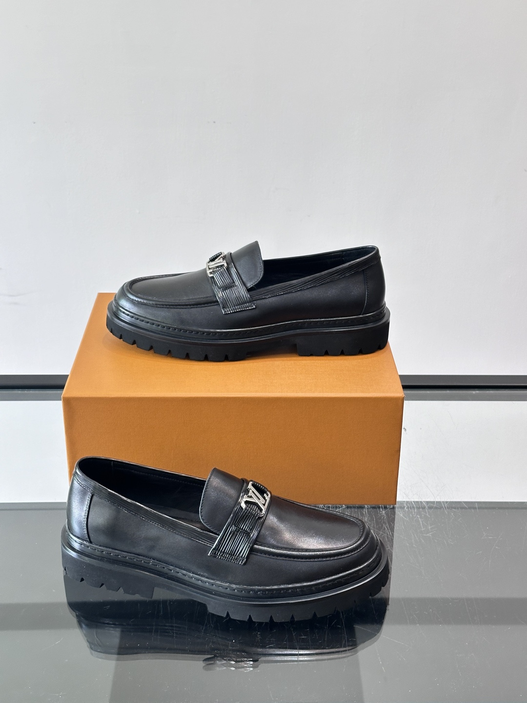 👞LV男士乐福鞋,选用优质植鞣小牛皮,质感细腻耐用。鞋面金属LV标志,品牌辨识度超高✨。经典一脚蹬设计,穿脱方便,日常通 👞LV男士乐福鞋,选用优质植鞣小牛皮,质感细腻耐用。鞋面金属LV标志,品牌辨识度超高✨。经典一脚蹬设计,穿脱方便,日常通
