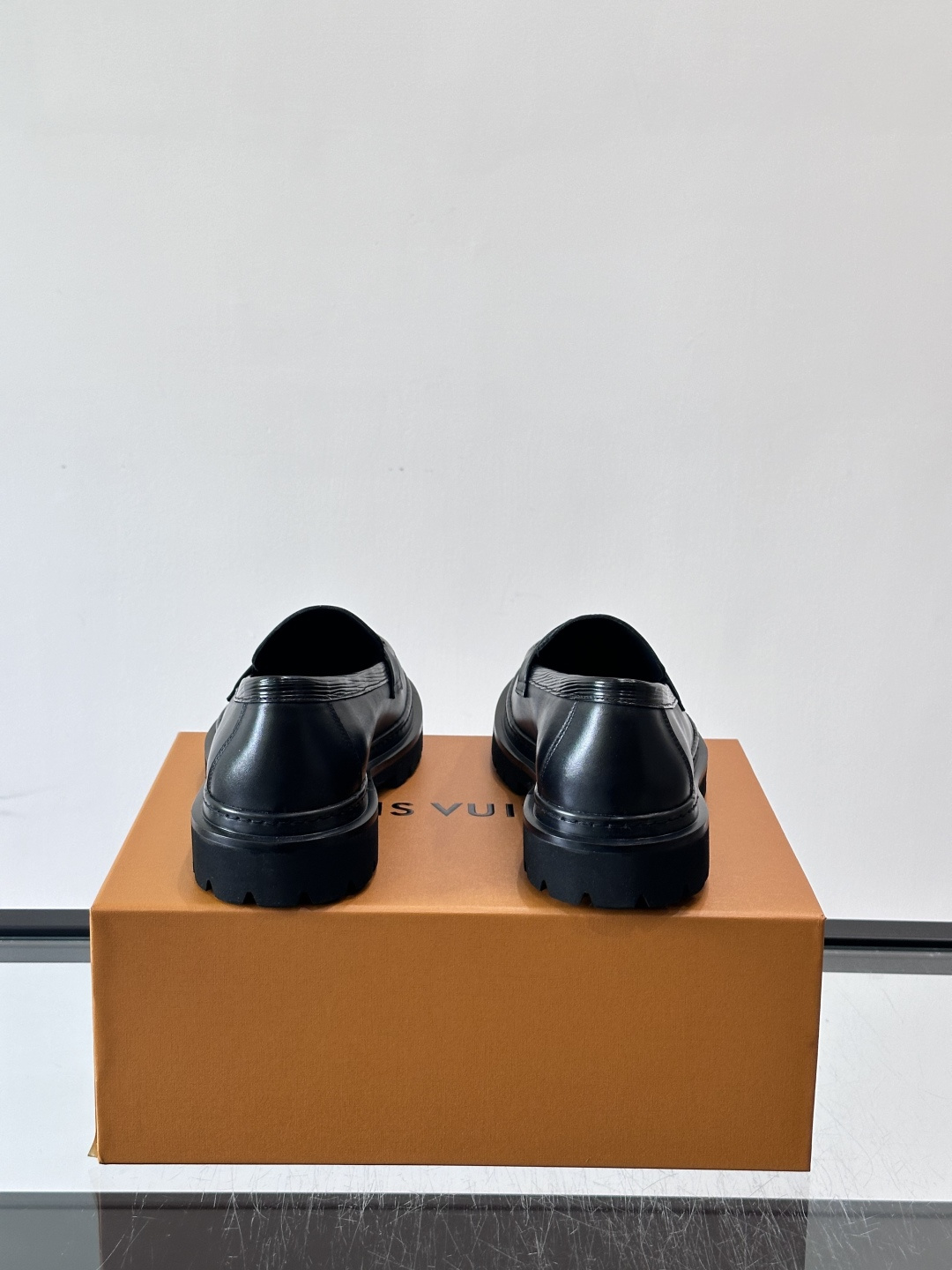 👞LV男士乐福鞋,选用优质植鞣小牛皮,质感细腻耐用。鞋面金属LV标志,品牌辨识度超高✨。经典一脚蹬设计,穿脱方便,日常通 👞LV男士乐福鞋,选用优质植鞣小牛皮,质感细腻耐用。鞋面金属LV标志,品牌辨识度超高✨。经典一脚蹬设计,穿脱方便,日常通