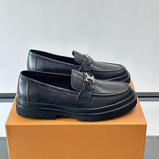 👞LV男士乐福鞋,选用优质植鞣小牛皮,质感细腻耐用。鞋面金属LV标志,品牌辨识度超高✨。经典一脚蹬设计,穿脱方便,日常通 👞LV男士乐福鞋,选用优质植鞣小牛皮,质感细腻耐用。鞋面金属LV标志,品牌辨识度超高✨。经典一脚蹬设计,穿脱方便,日常通
