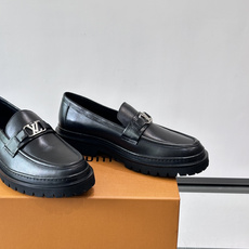 👞LV男士乐福鞋,选用优质植鞣小牛皮,质感细腻耐用。鞋面金属LV标志,品牌辨识度超高✨。经典一脚蹬设计,穿脱方便,日常通 👞LV男士乐福鞋,选用优质植鞣小牛皮,质感细腻耐用。鞋面金属LV标志,品牌辨识度超高✨。经典一脚蹬设计,穿脱方便,日常通