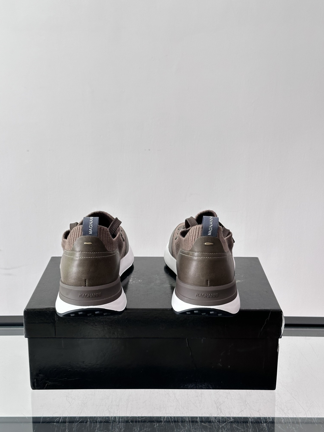 👟MAGNANNI西班牙🇪🇸品牌休闲飞织运动鞋👟主打透气舒适,飞织鞋面轻盈贴合,适合长时间穿着。厚底设计带来隐形增高效果 👟MAGNANNI西班牙🇪🇸品牌休闲飞织运动鞋👟主打透气舒适,飞织鞋面轻盈贴合,适合长时间穿着。厚底设计带来隐形增高效果
