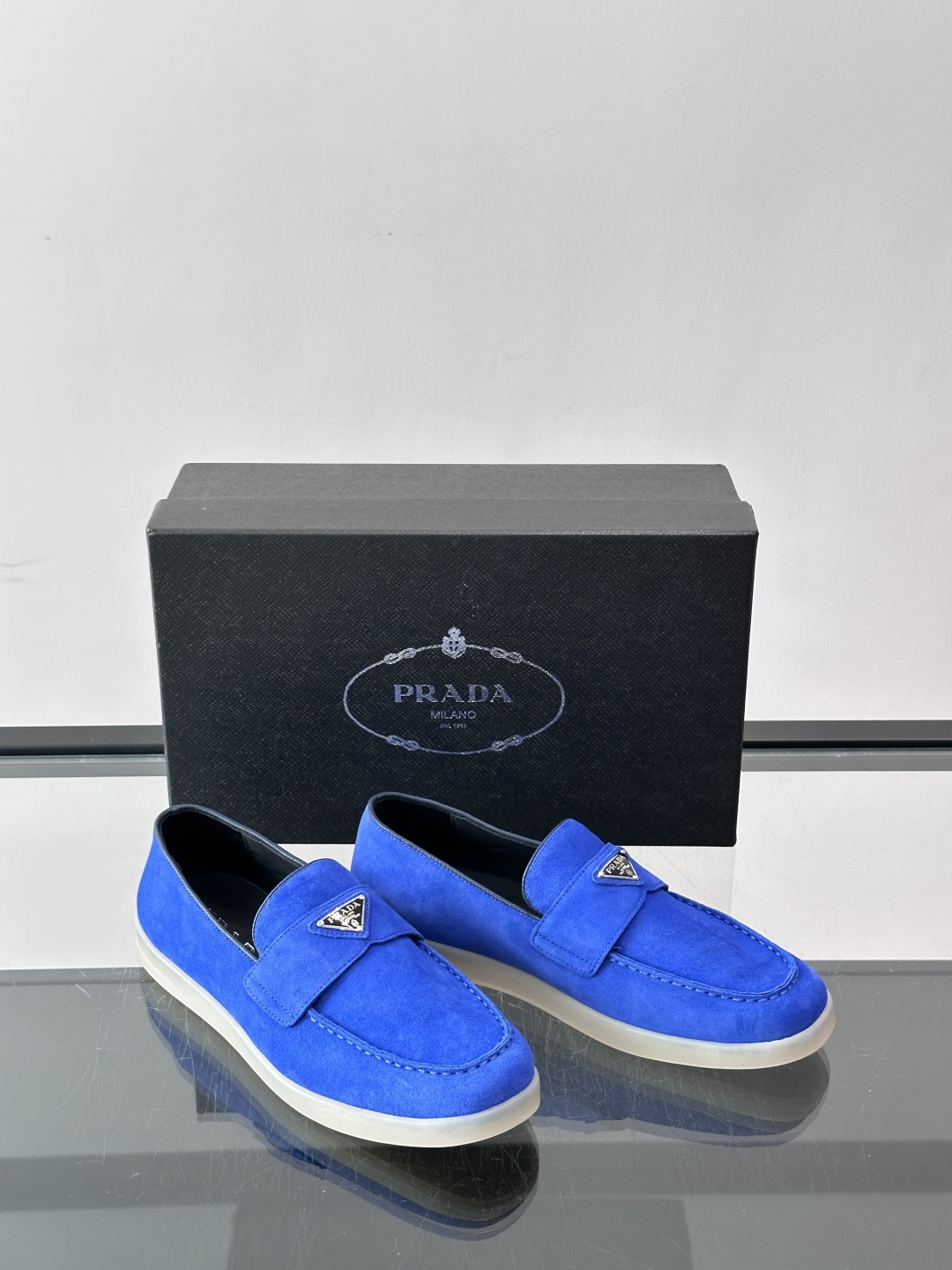 Prada/普拉达 男士新款一脚蹬懒人休闲鞋👟这款运动鞋采用反绒皮革,一脚蹬乐福鞋鞋面,现代简约风格,舒适透气,实用百搭 Prada/普拉达 男士新款一脚蹬懒人休闲鞋👟这款运动鞋采用反绒皮革,一脚蹬乐福鞋鞋面,现代简约风格,舒适透气,实用百搭