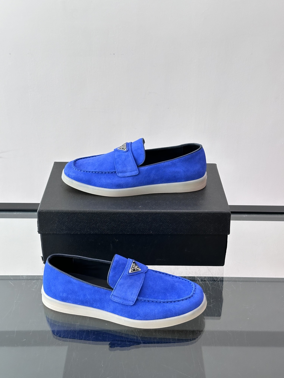 Prada/普拉达 男士新款一脚蹬懒人休闲鞋👟这款运动鞋采用反绒皮革,一脚蹬乐福鞋鞋面,现代简约风格,舒适透气,实用百搭 Prada/普拉达 男士新款一脚蹬懒人休闲鞋👟这款运动鞋采用反绒皮革,一脚蹬乐福鞋鞋面,现代简约风格,舒适透气,实用百搭