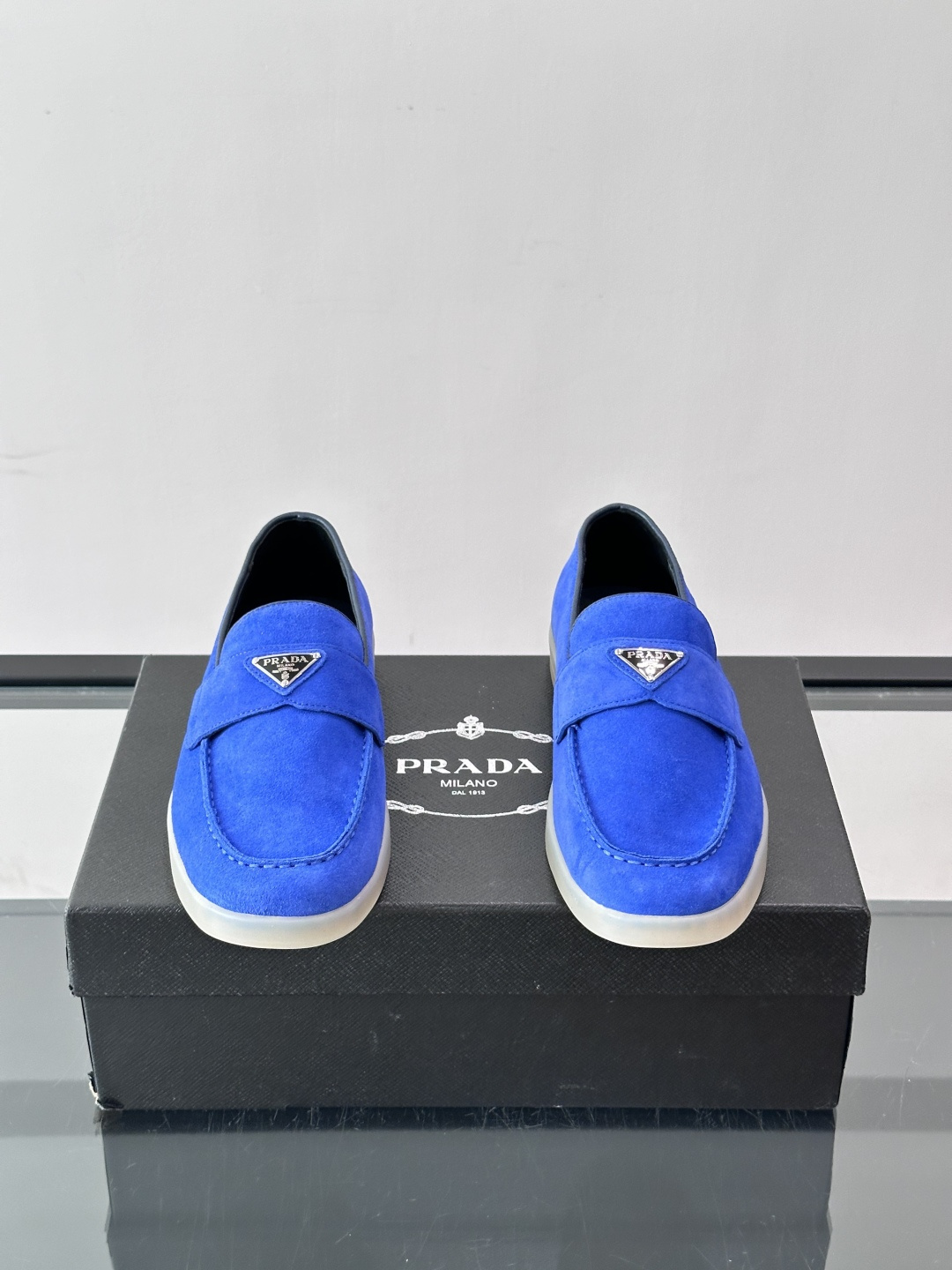 Prada/普拉达 男士新款一脚蹬懒人休闲鞋👟这款运动鞋采用反绒皮革,一脚蹬乐福鞋鞋面,现代简约风格,舒适透气,实用百搭 Prada/普拉达 男士新款一脚蹬懒人休闲鞋👟这款运动鞋采用反绒皮革,一脚蹬乐福鞋鞋面,现代简约风格,舒适透气,实用百搭