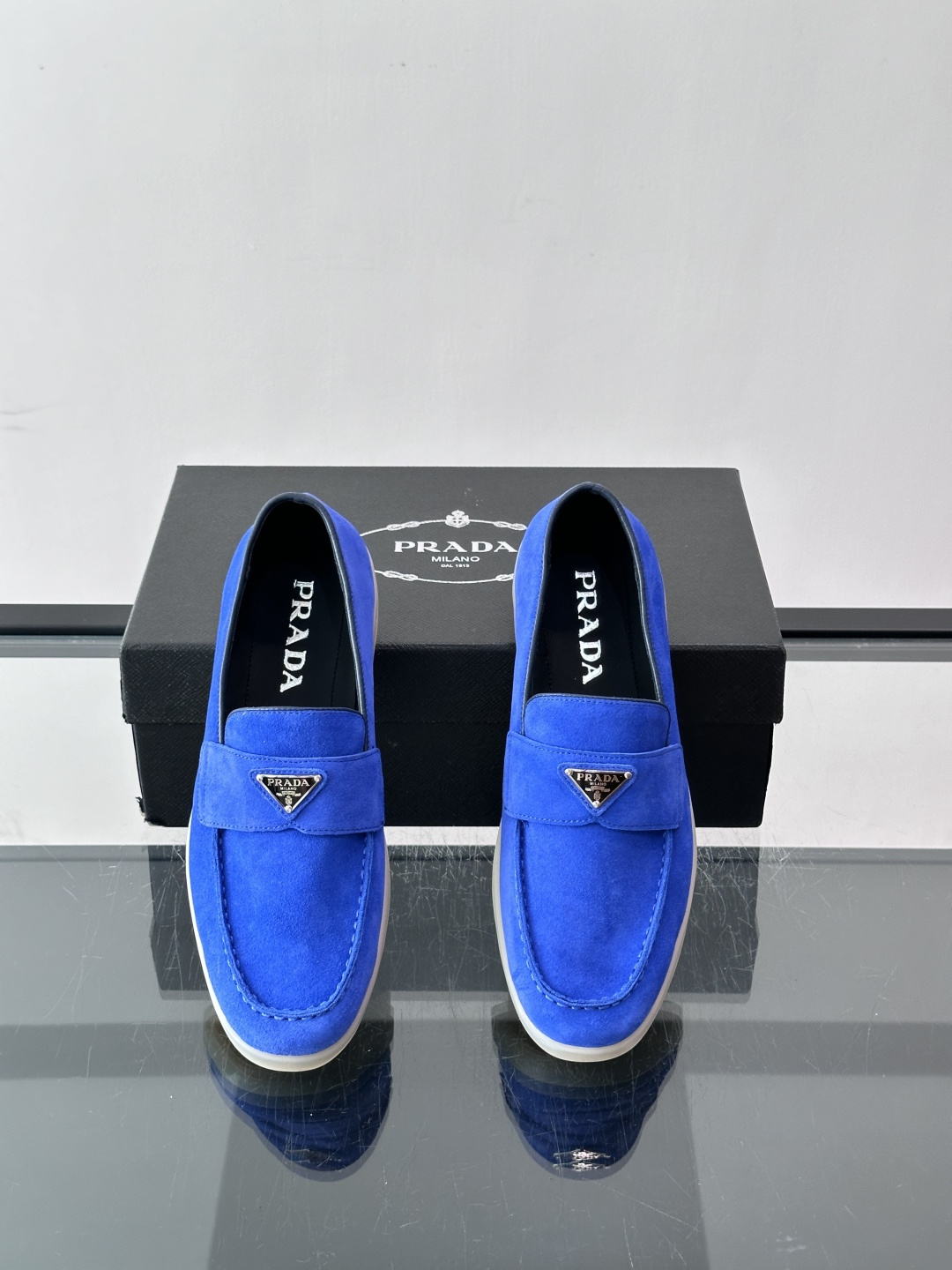 Prada/普拉达 男士新款一脚蹬懒人休闲鞋👟这款运动鞋采用反绒皮革,一脚蹬乐福鞋鞋面,现代简约风格,舒适透气,实用百搭 Prada/普拉达 男士新款一脚蹬懒人休闲鞋👟这款运动鞋采用反绒皮革,一脚蹬乐福鞋鞋面,现代简约风格,舒适透气,实用百搭