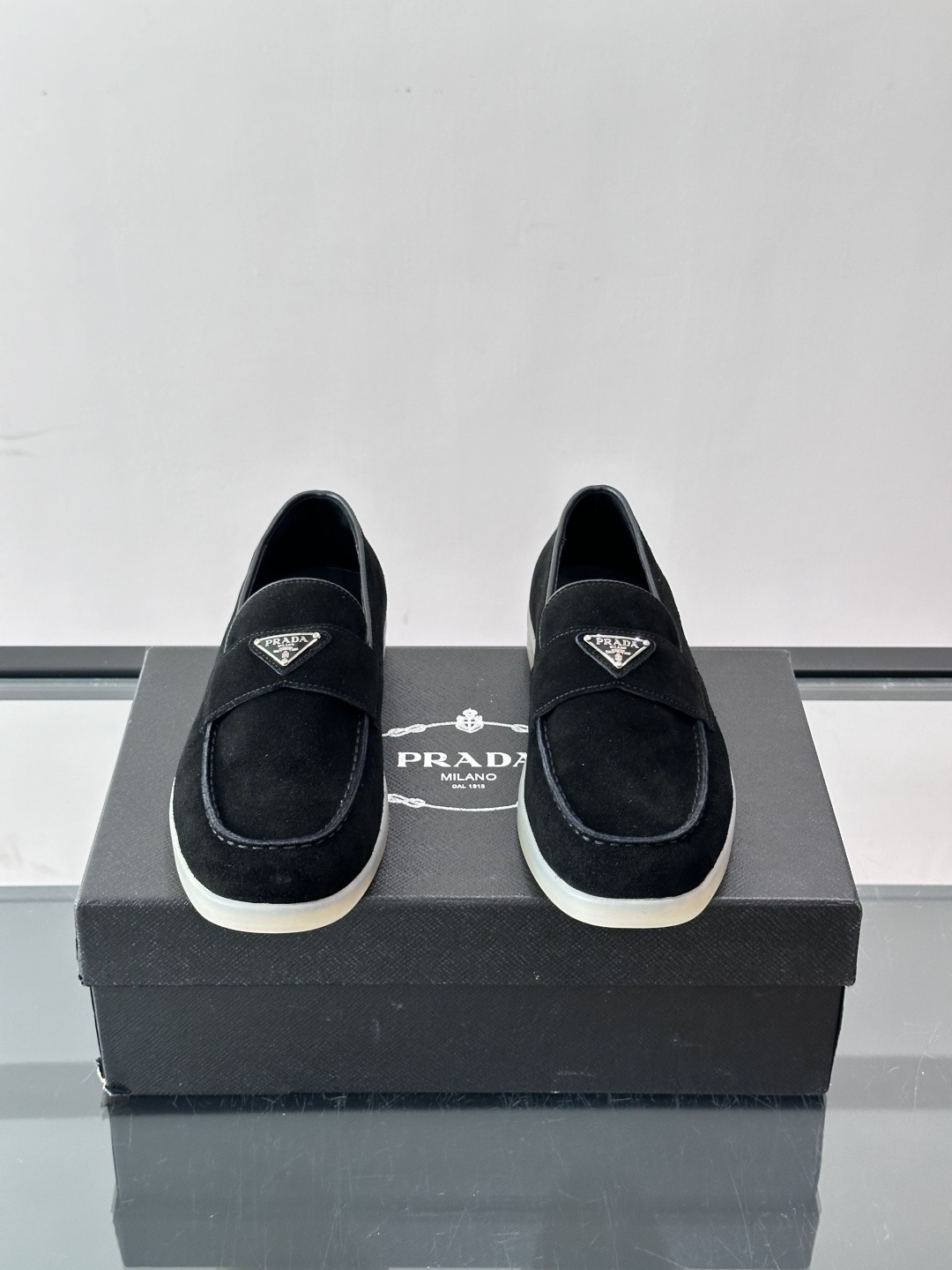 Prada/普拉达 男士新款一脚蹬懒人休闲鞋👟这款运动鞋采用反绒皮革,一脚蹬乐福鞋鞋面,现代简约风格,舒适透气,实用百搭 Prada/普拉达 男士新款一脚蹬懒人休闲鞋👟这款运动鞋采用反绒皮革,一脚蹬乐福鞋鞋面,现代简约风格,舒适透气,实用百搭