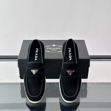 Prada/普拉达 男士新款一脚蹬懒人休闲鞋👟这款运动鞋采用反绒皮革,一脚蹬乐福鞋鞋面,现代简约风格,舒适透气,实用百搭 Prada/普拉达 男士新款一脚蹬懒人休闲鞋👟这款运动鞋采用反绒皮革,一脚蹬乐福鞋鞋面,现代简约风格,舒适透气,实用百搭