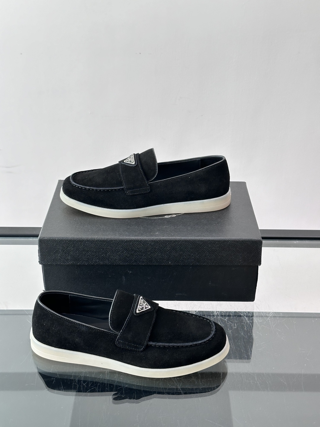 Prada/普拉达 男士新款一脚蹬懒人休闲鞋👟这款运动鞋采用反绒皮革,一脚蹬乐福鞋鞋面,现代简约风格,舒适透气,实用百搭 Prada/普拉达 男士新款一脚蹬懒人休闲鞋👟这款运动鞋采用反绒皮革,一脚蹬乐福鞋鞋面,现代简约风格,舒适透气,实用百搭