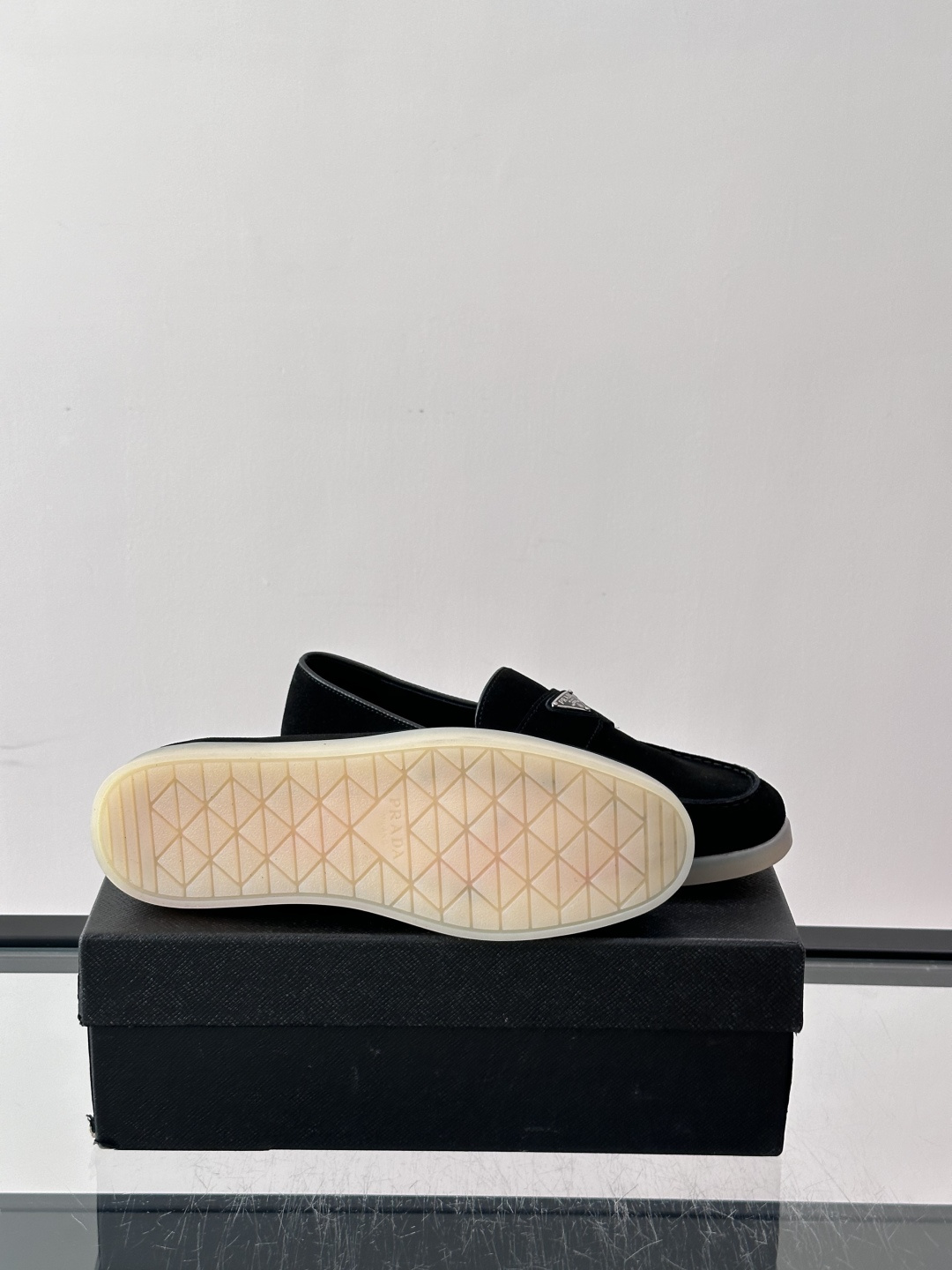 Prada/普拉达 男士新款一脚蹬懒人休闲鞋👟这款运动鞋采用反绒皮革,一脚蹬乐福鞋鞋面,现代简约风格,舒适透气,实用百搭 Prada/普拉达 男士新款一脚蹬懒人休闲鞋👟这款运动鞋采用反绒皮革,一脚蹬乐福鞋鞋面,现代简约风格,舒适透气,实用百搭