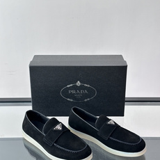 Prada/普拉达 男士新款一脚蹬懒人休闲鞋👟这款运动鞋采用反绒皮革,一脚蹬乐福鞋鞋面,现代简约风格,舒适透气,实用百搭 Prada/普拉达 男士新款一脚蹬懒人休闲鞋👟这款运动鞋采用反绒皮革,一脚蹬乐福鞋鞋面,现代简约风格,舒适透气,实用百搭