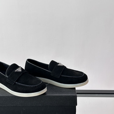 Prada/普拉达 男士新款一脚蹬懒人休闲鞋👟这款运动鞋采用反绒皮革,一脚蹬乐福鞋鞋面,现代简约风格,舒适透气,实用百搭 Prada/普拉达 男士新款一脚蹬懒人休闲鞋👟这款运动鞋采用反绒皮革,一脚蹬乐福鞋鞋面,现代简约风格,舒适透气,实用百搭