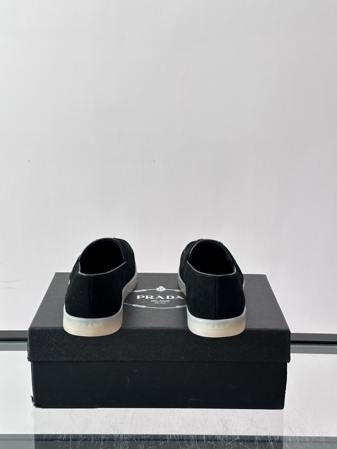 Prada/普拉达 男士新款一脚蹬懒人休闲鞋👟这款运动鞋采用反绒皮革,一脚蹬乐福鞋鞋面,现代简约风格,舒适透气,实用百搭 Prada/普拉达 男士新款一脚蹬懒人休闲鞋👟这款运动鞋采用反绒皮革,一脚蹬乐福鞋鞋面,现代简约风格,舒适透气,实用百搭