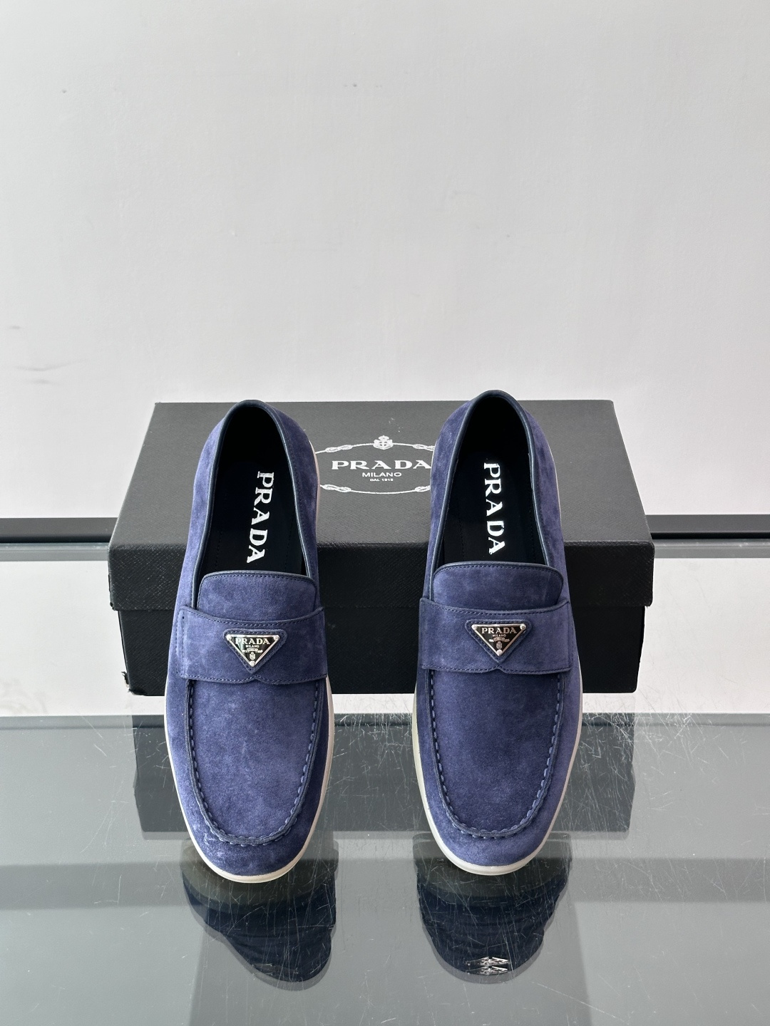 Prada/普拉达 男士新款一脚蹬懒人休闲鞋👟这款运动鞋采用反绒皮革,一脚蹬乐福鞋鞋面,现代简约风格,舒适透气,实用百搭 Prada/普拉达 男士新款一脚蹬懒人休闲鞋👟这款运动鞋采用反绒皮革,一脚蹬乐福鞋鞋面,现代简约风格,舒适透气,实用百搭