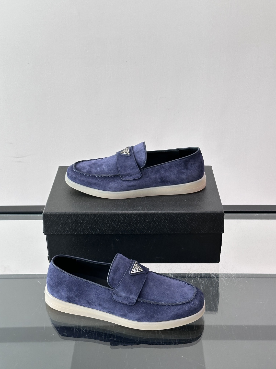 Prada/普拉达 男士新款一脚蹬懒人休闲鞋👟这款运动鞋采用反绒皮革,一脚蹬乐福鞋鞋面,现代简约风格,舒适透气,实用百搭 Prada/普拉达 男士新款一脚蹬懒人休闲鞋👟这款运动鞋采用反绒皮革,一脚蹬乐福鞋鞋面,现代简约风格,舒适透气,实用百搭
