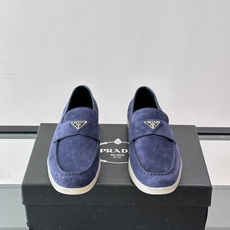 Prada/普拉达 男士新款一脚蹬懒人休闲鞋👟这款运动鞋采用反绒皮革,一脚蹬乐福鞋鞋面,现代简约风格,舒适透气,实用百搭 Prada/普拉达 男士新款一脚蹬懒人休闲鞋👟这款运动鞋采用反绒皮革,一脚蹬乐福鞋鞋面,现代简约风格,舒适透气,实用百搭