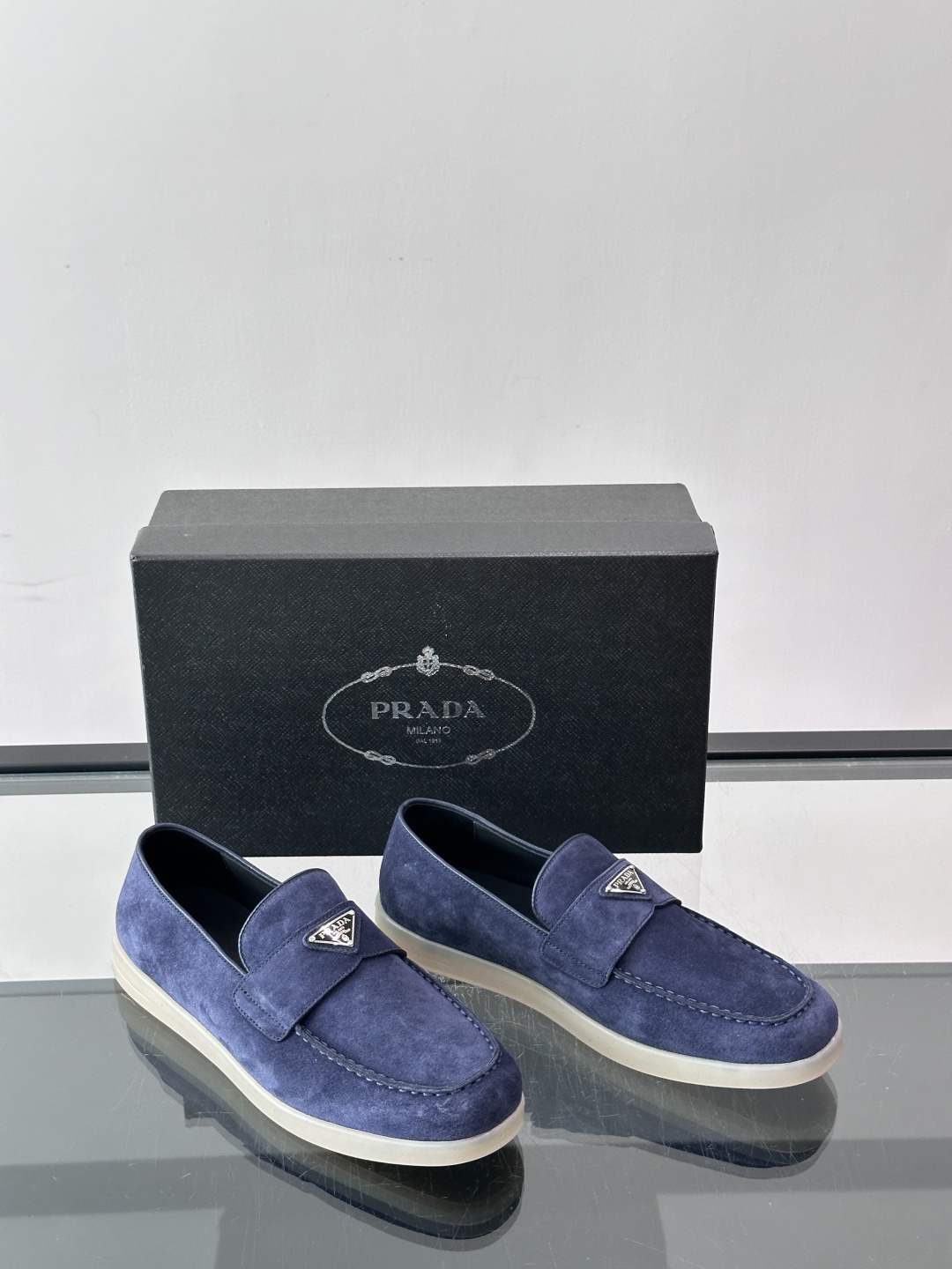 Prada/普拉达 男士新款一脚蹬懒人休闲鞋👟这款运动鞋采用反绒皮革,一脚蹬乐福鞋鞋面,现代简约风格,舒适透气,实用百搭 Prada/普拉达 男士新款一脚蹬懒人休闲鞋👟这款运动鞋采用反绒皮革,一脚蹬乐福鞋鞋面,现代简约风格,舒适透气,实用百搭