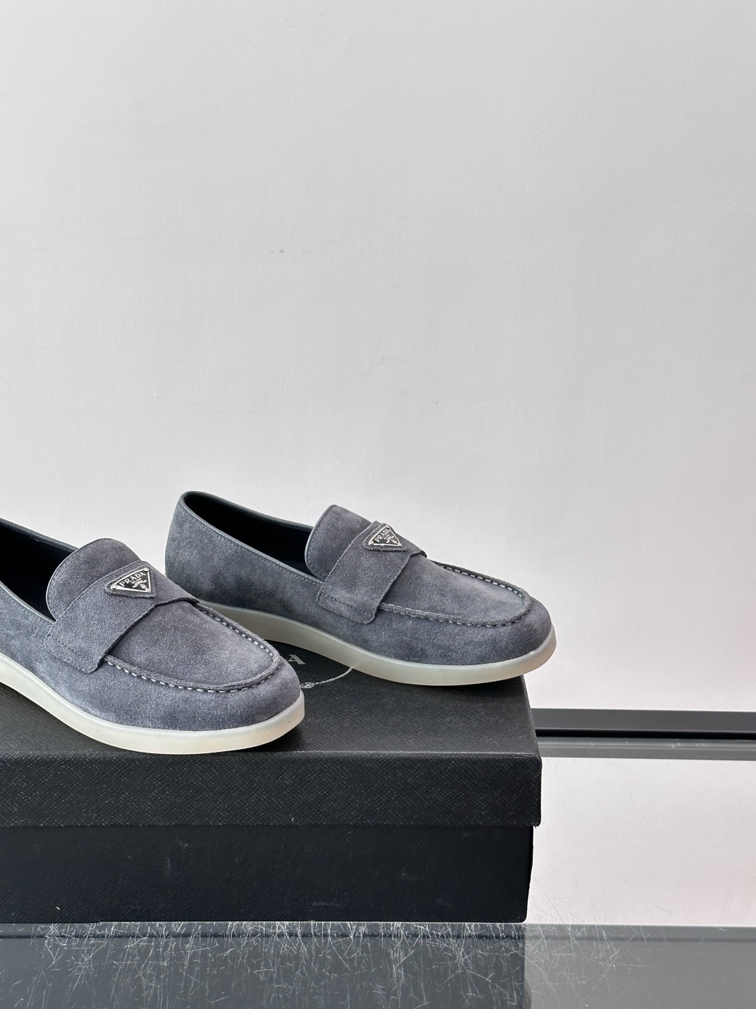 Prada/普拉达 男士新款一脚蹬懒人休闲鞋👟这款运动鞋采用反绒皮革,一脚蹬乐福鞋鞋面,现代简约风格,舒适透气,实用百搭 Prada/普拉达 男士新款一脚蹬懒人休闲鞋👟这款运动鞋采用反绒皮革,一脚蹬乐福鞋鞋面,现代简约风格,舒适透气,实用百搭