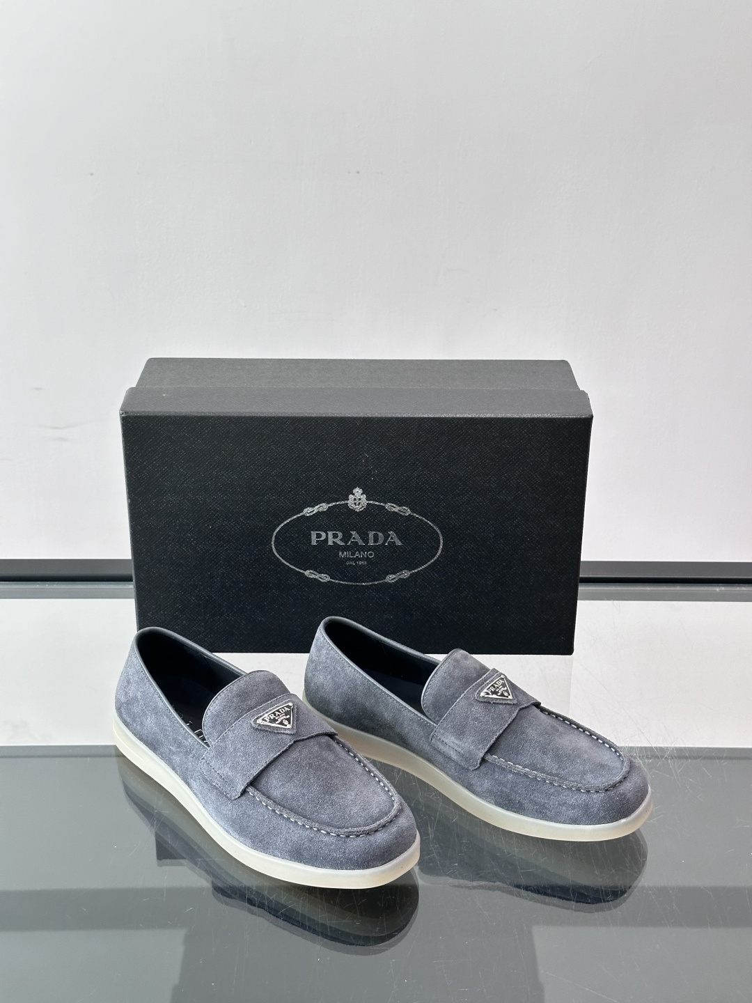 Prada/普拉达 男士新款一脚蹬懒人休闲鞋👟这款运动鞋采用反绒皮革,一脚蹬乐福鞋鞋面,现代简约风格,舒适透气,实用百搭 Prada/普拉达 男士新款一脚蹬懒人休闲鞋👟这款运动鞋采用反绒皮革,一脚蹬乐福鞋鞋面,现代简约风格,舒适透气,实用百搭