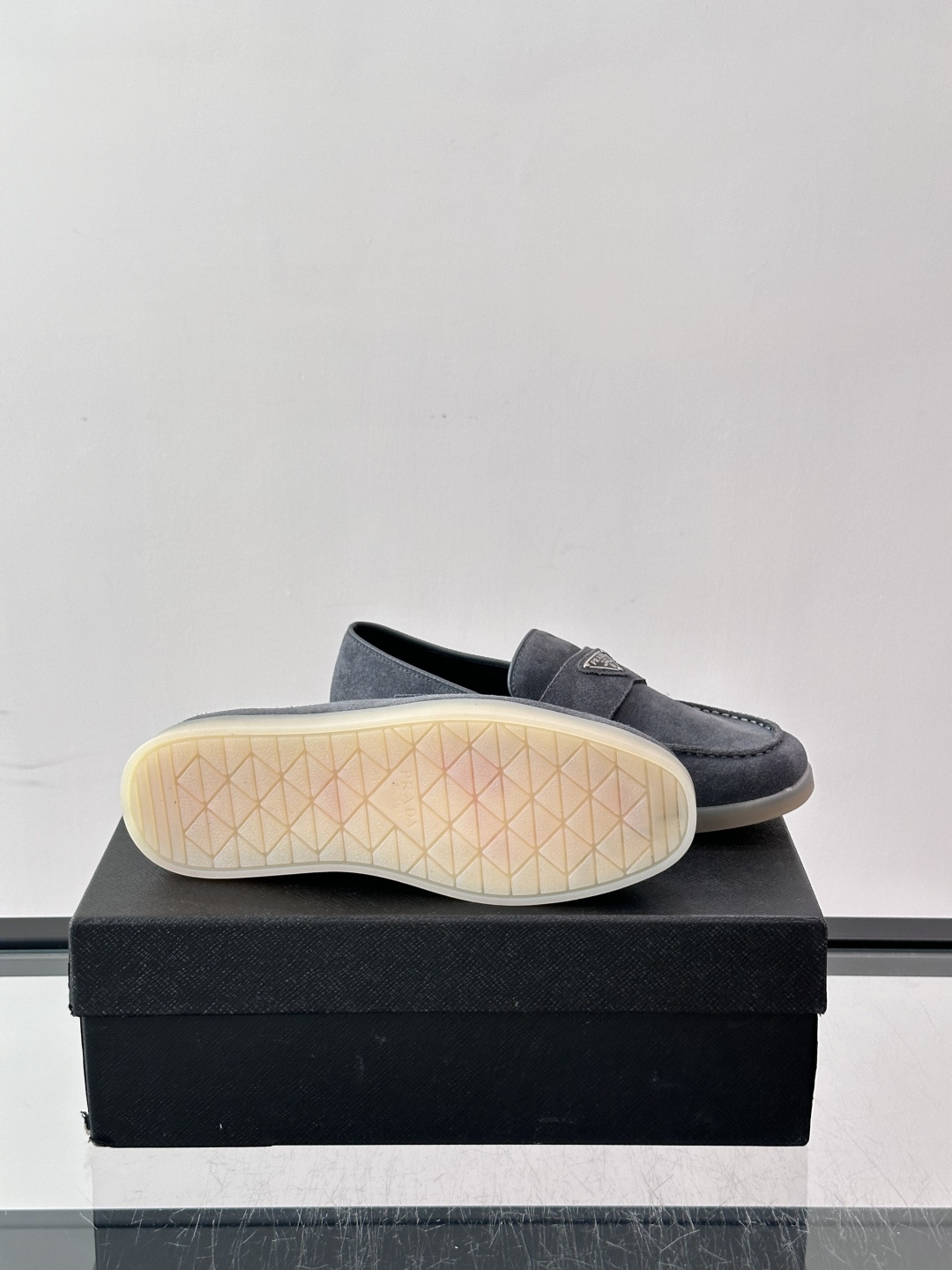 Prada/普拉达 男士新款一脚蹬懒人休闲鞋👟这款运动鞋采用反绒皮革,一脚蹬乐福鞋鞋面,现代简约风格,舒适透气,实用百搭 Prada/普拉达 男士新款一脚蹬懒人休闲鞋👟这款运动鞋采用反绒皮革,一脚蹬乐福鞋鞋面,现代简约风格,舒适透气,实用百搭