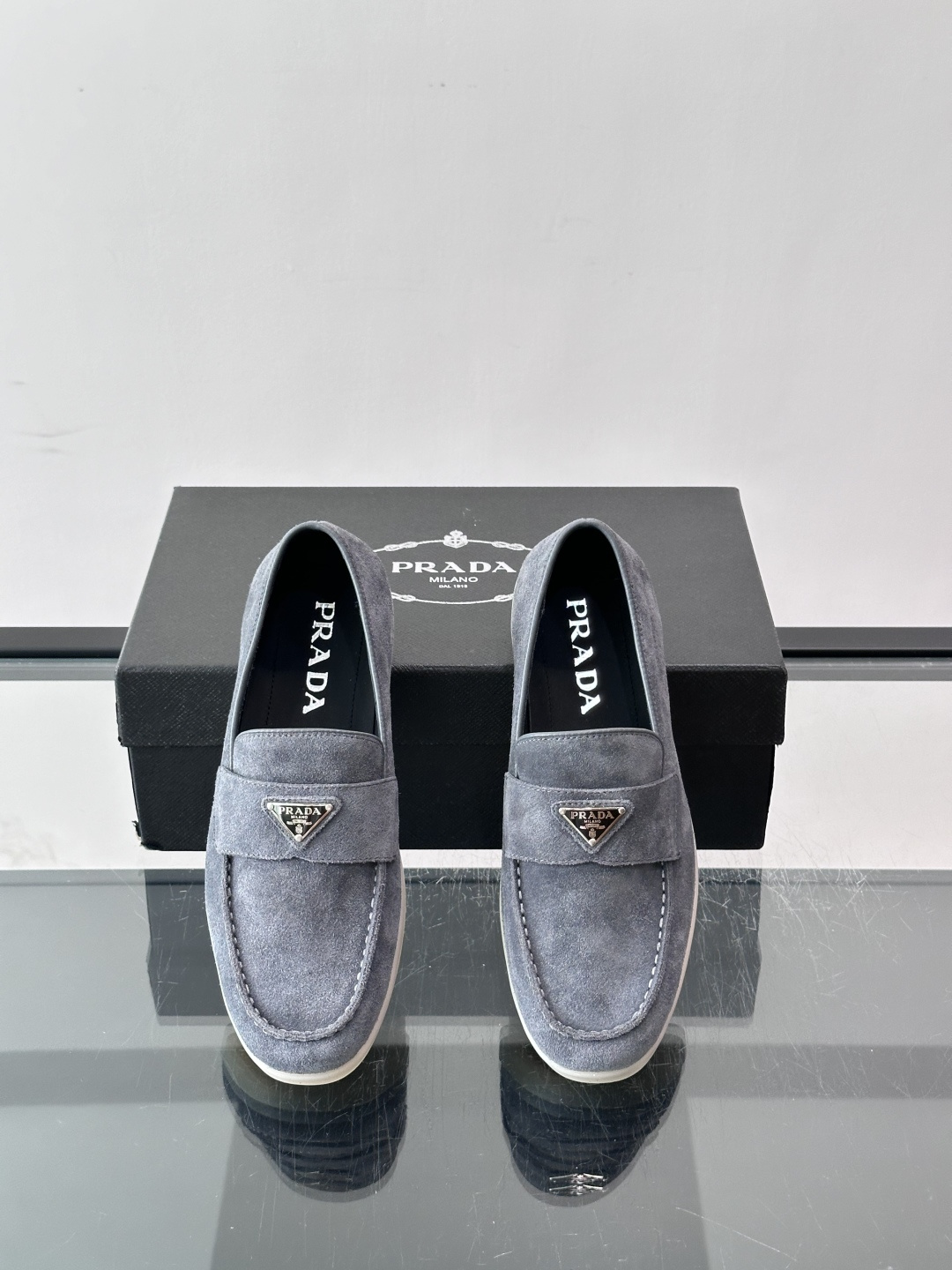 Prada/普拉达 男士新款一脚蹬懒人休闲鞋👟这款运动鞋采用反绒皮革,一脚蹬乐福鞋鞋面,现代简约风格,舒适透气,实用百搭 Prada/普拉达 男士新款一脚蹬懒人休闲鞋👟这款运动鞋采用反绒皮革,一脚蹬乐福鞋鞋面,现代简约风格,舒适透气,实用百搭